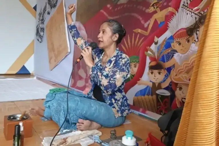 Kisah Titi Permata Menata Hidup: Merawat Anak, Menarikan Canthing, dan Memutar Kemudi Kapal