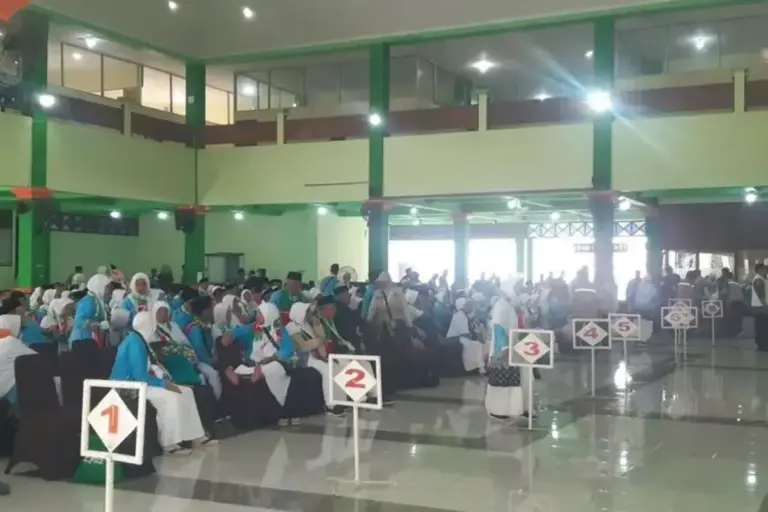 Calon Jemaah Haji dari Tegal Tiba di Embarkasi Solo, Siap Terbang ke Tanah Suci Rabu