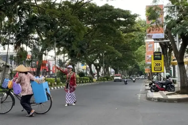 Sukarni, Supeltas Berkebaya Merah di Hari Kartini yang Tetap Semangat Atur Lalu Lintas