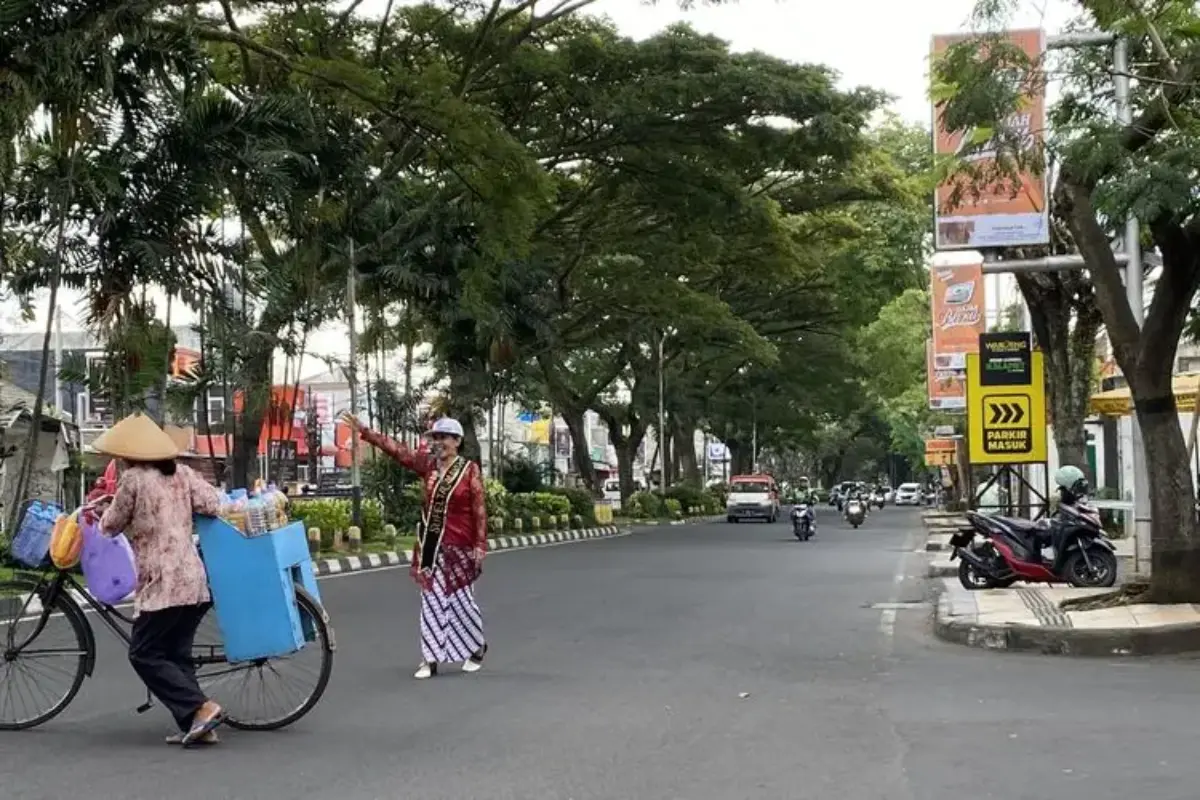 Sukarni, Supeltas Berkebaya Merah di Hari Kartini yang Tetap Semangat Atur Lalu Lintas