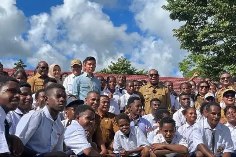 Gibran Tinjau Sekolah Khusus OAP di Mimika, Guru Sampaikan Kekurangan Ruang Belajar