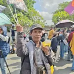 Pedagang Ikut “Hidup” di Tengah Demo Kantor Gubernur Kaltim, dari Bendera hingga Pentol