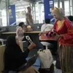 Peringati Hari Kartini, Petugas Daop 8 Surabaya Kenakan Kebaya dan Bagi Bunga ke Penumpang Wanita