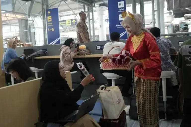 Peringati Hari Kartini, Petugas Daop 8 Surabaya Kenakan Kebaya dan Bagi Bunga ke Penumpang Wanita