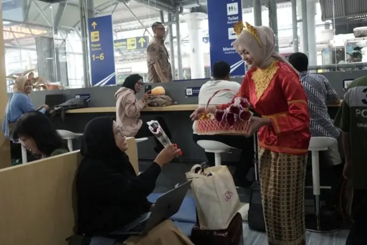 Peringati Hari Kartini, Petugas Daop 8 Surabaya Kenakan Kebaya dan Bagi Bunga ke Penumpang Wanita