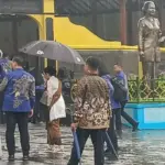 Disambut Hujan, Istri Wapres Selvi Ananda Ziarah ke Makam RA Kartini di Rembang