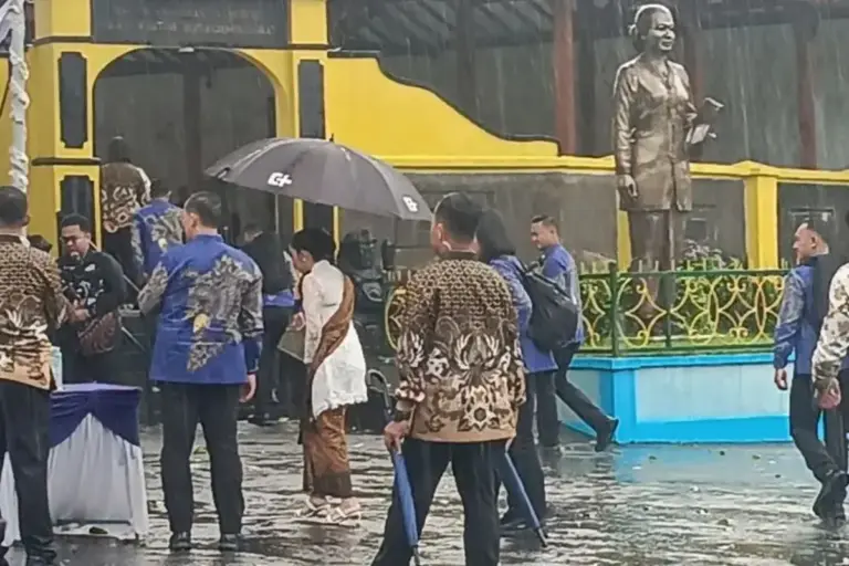 Disambut Hujan, Istri Wapres Selvi Ananda Ziarah ke Makam RA Kartini di Rembang
