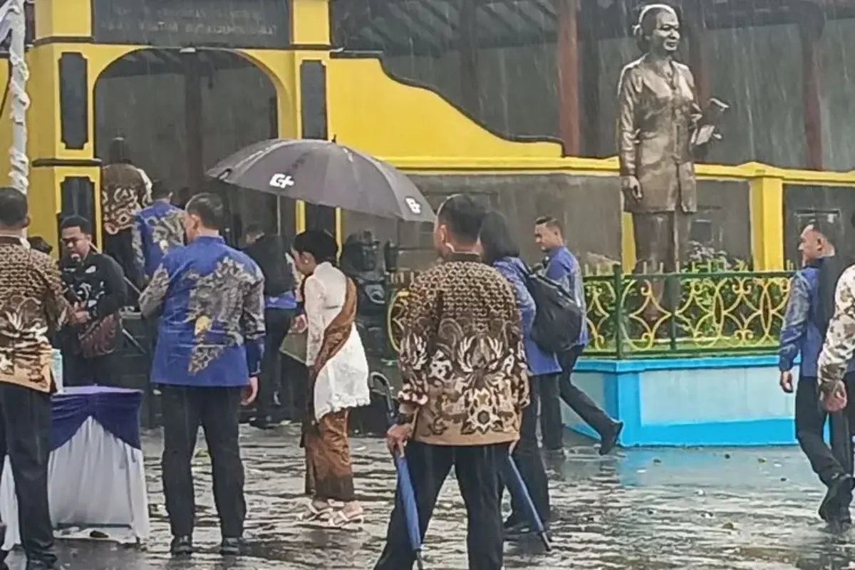 Disambut Hujan, Istri Wapres Selvi Ananda Ziarah ke Makam RA Kartini di Rembang