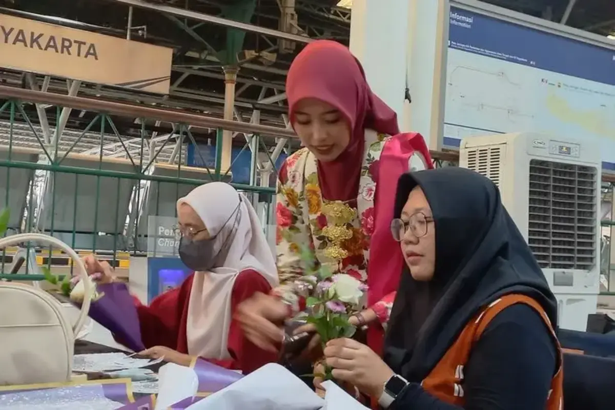 Peringati Hari Kartini, Penumpang di Stasiun Tugu Diajak Ikut Kelas Merangkai Bunga