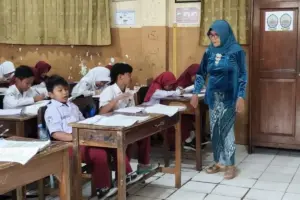 Hari Kartini, Guru di Bangkalan Kompak Pakai Kebaya, Bawa Semangat Belajar pada Siswa