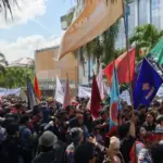 Demo 21 April Berlanjut, Usai Aksi di Kantor DPRD Kaltim Massa Geser ke Kantor Gubernur