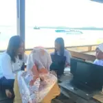 Sekolah Tak Ada Sinyal, 2 Siswa SLB Kerjakan Soal TKA di Pinggir Pantai