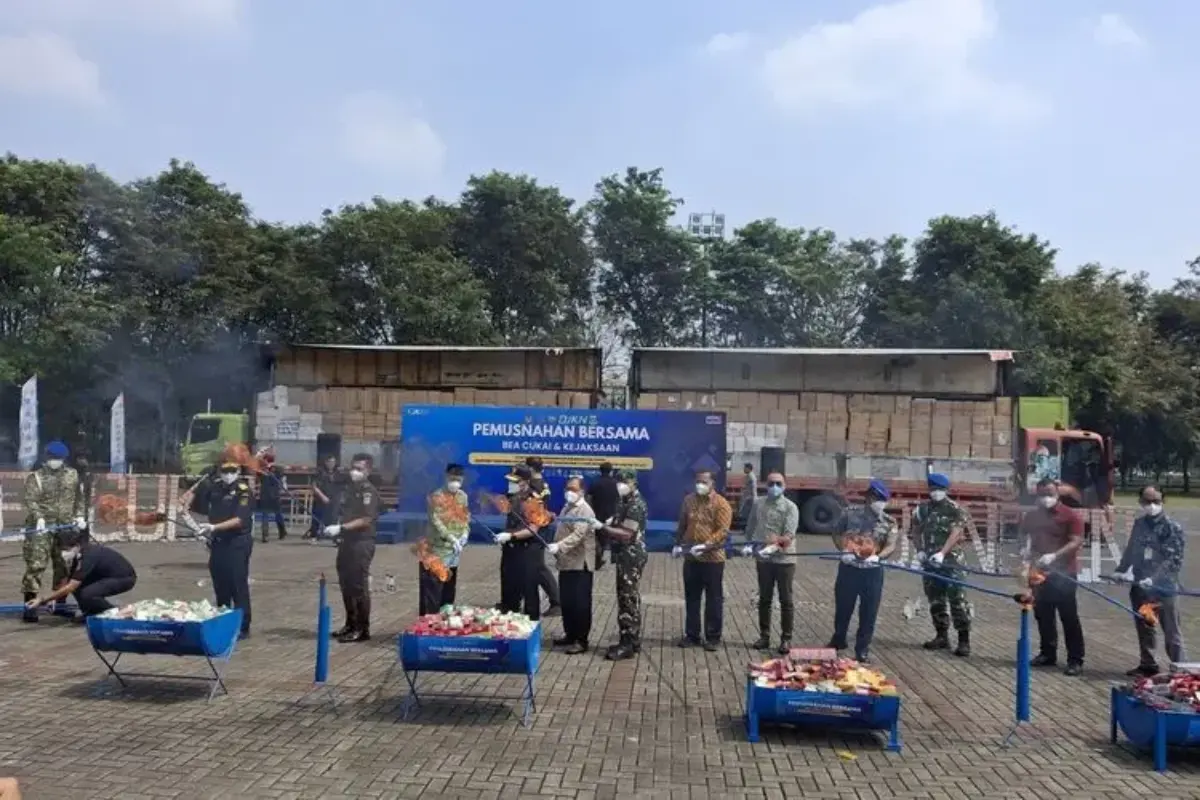 Dijual di Pinggir Jalan hingga Dikirim via Ekspedisi, 26 Juta Rokok Ilegal Dimusnahkan