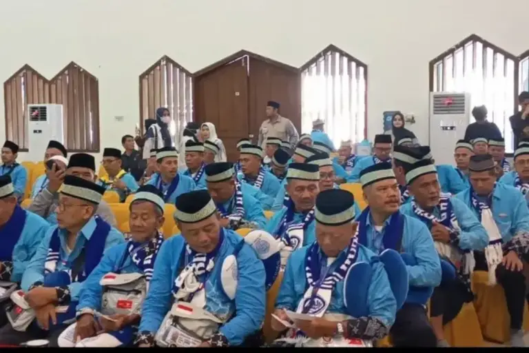 393 Jemaah Haji Kloter Pertama Embarkasi Jakarta Terbang ke Tanah Suci Rabu