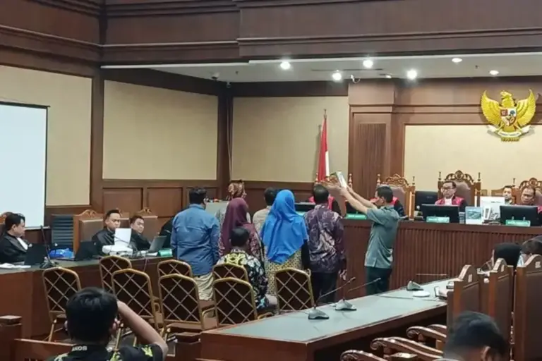 Guru Menangis di Sidang Nadiem, Cerita Sekolahnya Jadi Hebat Usai Dapat Chromebook