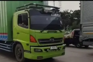 Kabel PLN Tersangkut Truk, Jalan Kaligawe Semarang Macet Total 4 Kilometer