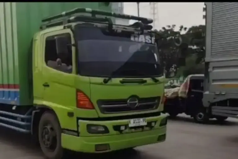 Kabel PLN Tersangkut Truk, Jalan Kaligawe Semarang Macet Total 4 Kilometer