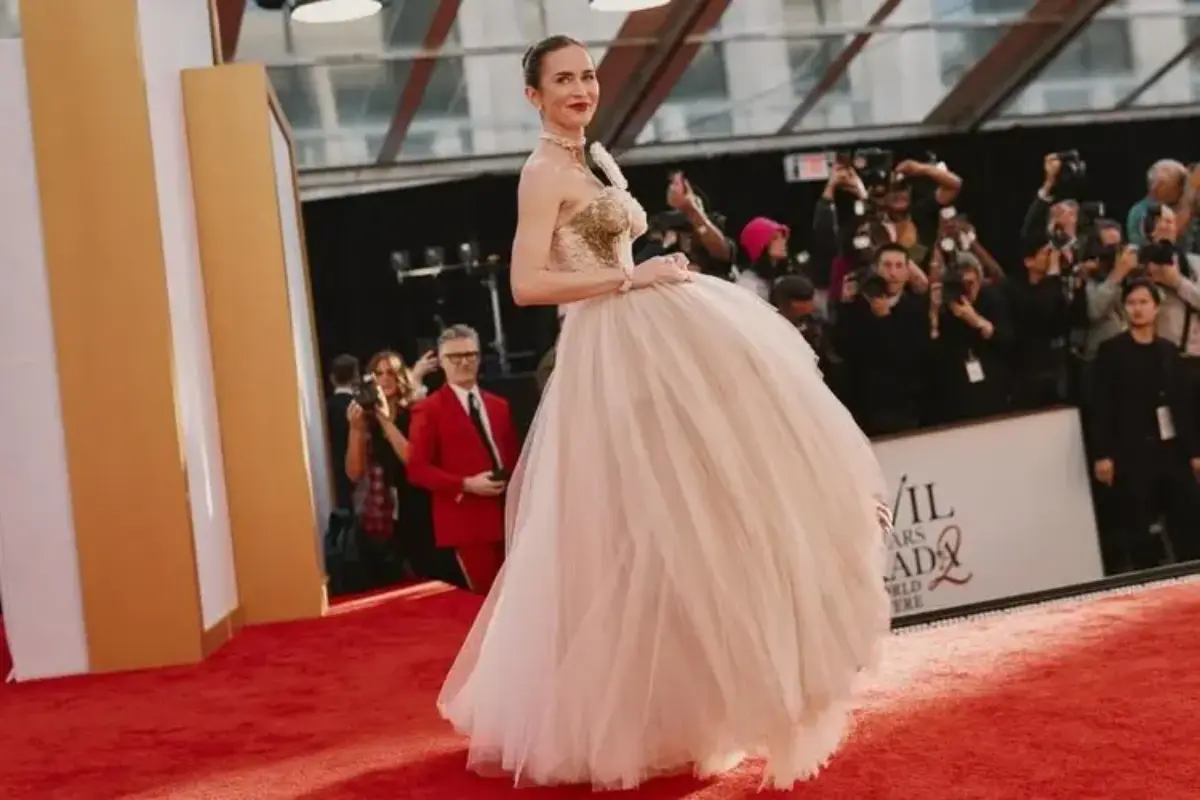 Emily Blunt Tampil Beda di Premiere The Devil Wears Prada 2, Gaun dan Kalungnya Jadi Sorotan