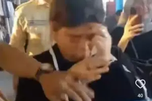 Diduga Copet Ponsel, Wanita Diarak Keliling Tanah Abang Pakai Kalung “Saya Copet”