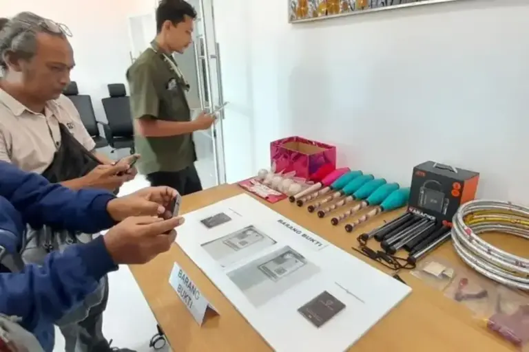 Dua WN Kolombia Mengamen Akrobat di “Traffic Light” Bantul, Imigrasi Kulon Progo Lakukan Deportasi