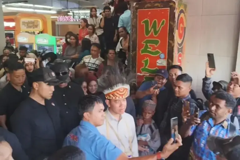 Momen Hari Kartini, Wapres Gibran Borong Sembako untuk 100 Mama Papua di Sorong