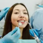 Cara Modern Bikin Membersihkan Karang Gigi Tak Ngilu Lagi