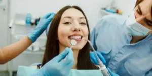 Cara Modern Bikin Membersihkan Karang Gigi Tak Ngilu Lagi