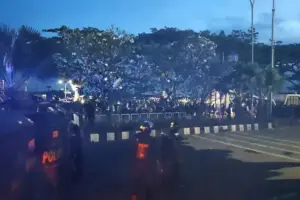 Gubernur Ada di Kantor tapi Tak Temui Massa, Demo di Samarinda Berujung Ricuh