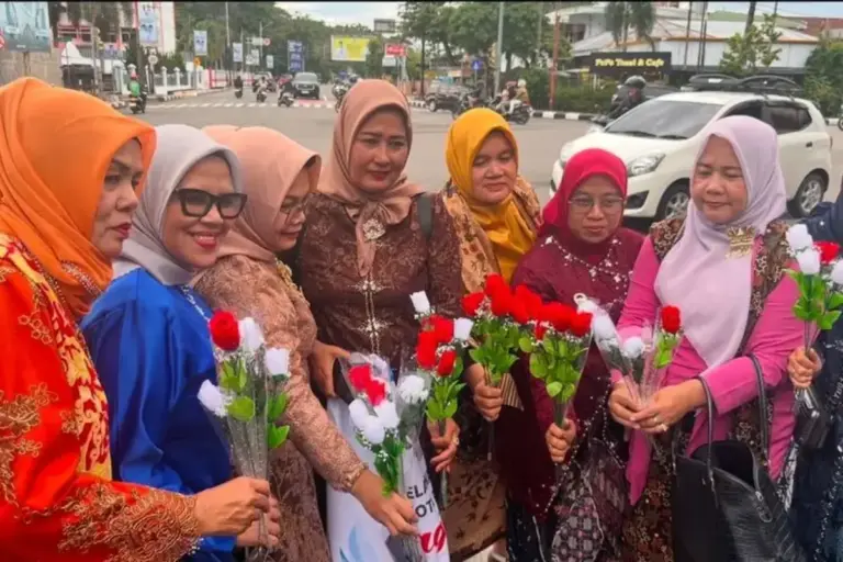 Srikandi Relawan Bagikan Mawar di Padang, Simbol Jeda dan Semangat Kartini Pascabencana