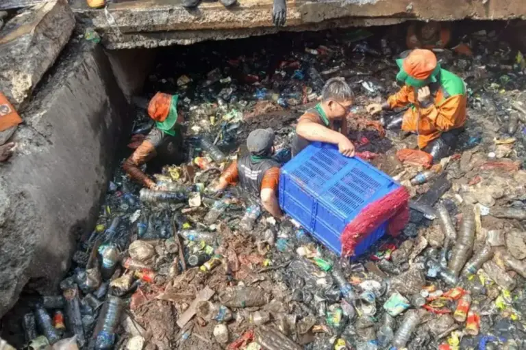 Sumbat Saluran Air di Tambora Jakbar, 42,5 Ton Sampah Diangkut Petugas dan Warga