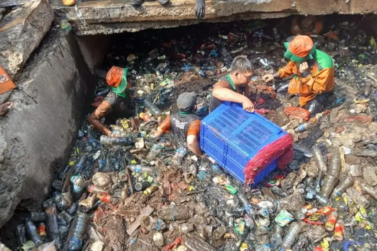 Sumbat Saluran Air di Tambora Jakbar, 42,5 Ton Sampah Diangkut Petugas dan Warga