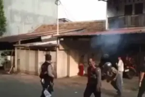 Penarikan Motor Berujung Bentrok, Warga dan Matel Saling Lempar di Cakung Jaktim