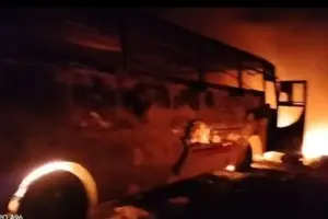 Gudang Rongsok 1.000 Meter Persegi di Cirebon Terbakar, Dua Bangkai Bus Hangus