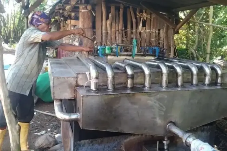 Petugas Kebersihan di Buton Ubah Plastik Jadi Bahan Bakar, Bisa Dipakai untuk Kendaraan