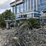 Sampah Berserakan Pascademo di Samarinda, Fasilitas Rusak hingga Kawat Berduri Masih Terpasang