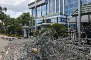 Sampah Berserakan Pascademo di Samarinda, Fasilitas Rusak hingga Kawat Berduri Masih Terpasang