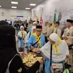 Jemaah Haji Mulai Tiba di Madinah, Disambut dengan Bunga Mawar dan Kurma