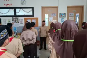 Nasib Azis Guru Honorer Jakarta: Digaji Rp 2 Juta, Terpaksa “Gali Lubang Tutup Lubang”