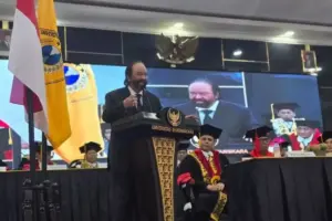 Surya Paloh Soroti “Kemiskinan Nalar” Saat Pengukuhan Guru Besar di Surabaya