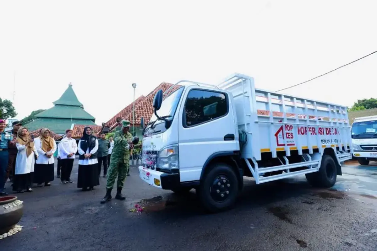 18 Truk Koperasi Merah Putih Tiba di Banyuwangi, Diresmikan dengan Mandi Kembang