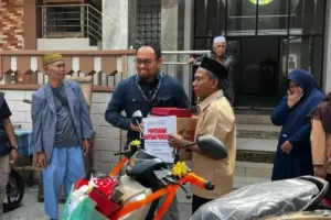 6 Bulan Naik Sepeda ke Sekolah, Aziz Guru Honorer di Jakut Dapat Hadiah Motor Baru
