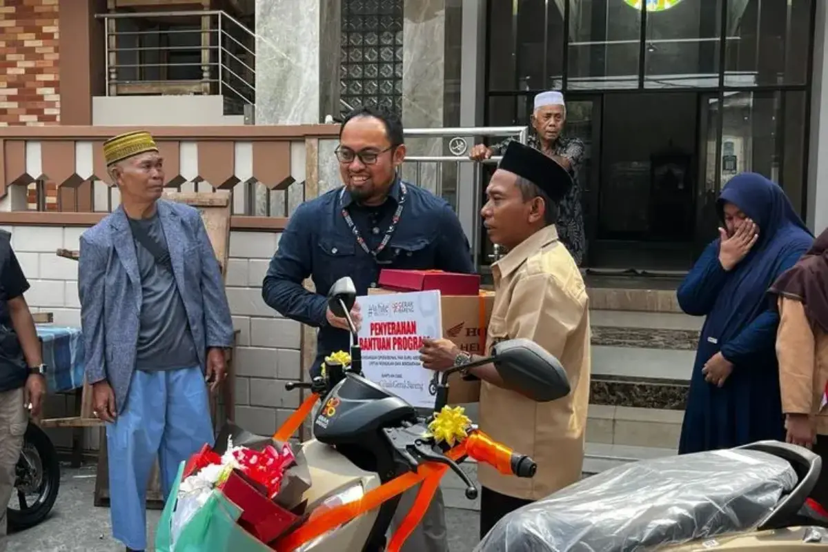 6 Bulan Naik Sepeda ke Sekolah, Aziz Guru Honorer di Jakut Dapat Hadiah Motor Baru