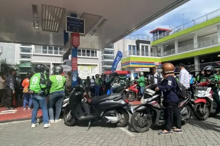 Ratusan Driver Ojol Antre Panjang di SPBU Malang demi BBM Gratis