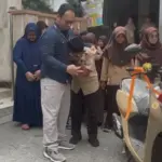 Pak Guru Aziz Akhirnya Tak Perlu Lagi Mengayuh Sepeda ke Sekolah