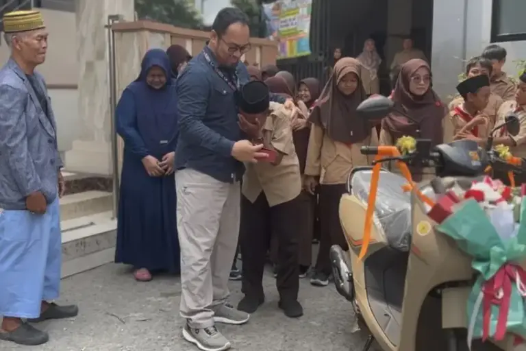 Pak Guru Aziz Akhirnya Tak Perlu Lagi Mengayuh Sepeda ke Sekolah