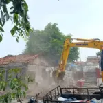 Pemkot Bekasi Bongkar 72 Bangunan Liar di Kali Baru, Pemilik Kecewa Tak Dapat Ganti Rugi