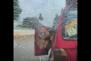 Tak Terima Ditegur Lawan Arah, Sopir Angkot di Ciracas Jaktim Pecahkan Kaca Mobil Penegur