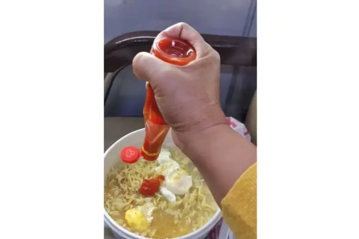 Viral Penumpang Masak Mi Instan Pakai Kompor Listrik di Kereta, KAI: Membahayakan